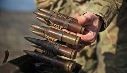 Ucraina, l'Unione europea vara il piano da 2 miliardi per fornire munizioni a Kiev
