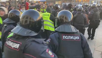 A San Pietroburgo manifestanti in piazza contro la guerra: interviene la polizia