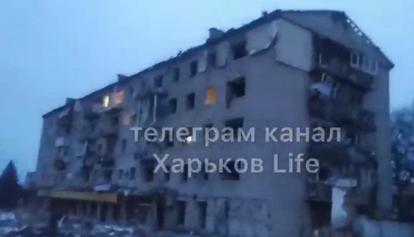 Raid sulla città di Izyum, colpiti degli edifici residenziali: "Morti due bambini e sei adulti"