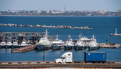 Sono tutti salvi i sei marinai della nave cargo Estone affondata nel porto di Odessa