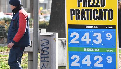 Carburanti, arriva la riduzione delle accise: da oggi 30 cent in meno a litro fino al 20 aprile