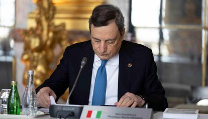 Draghi al vertice Ue di Versailles: "Non siamo in economia di guerra, ma è bene prepararsi"