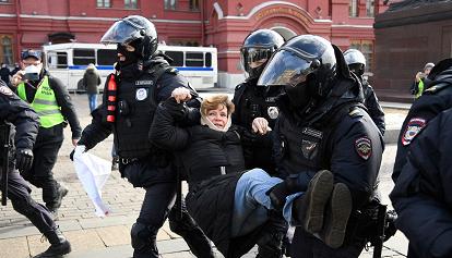 Manifestazioni contro la guerra in tutta la Russia, oltre 800 arresti