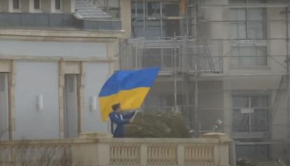 In Francia attivisti occupano la villa della figlia di Putin e innalzano la bandiera dell'Ucraina