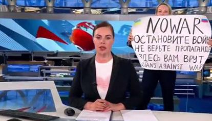 La giornalista russa del blitz anti-guerra in diretta Tv è stata multata e rilasciata
