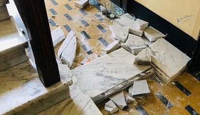 Crollano le scale di un palazzo, tredicenne ferito a Torino