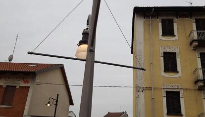 Crisi bollette. Non per tutti. Nel quartiere Spina a Torino un lampione è acceso in pieno giorno