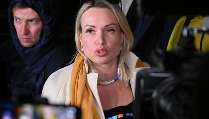 Maria Ovsyannikova inserita nella lista dei ricercati. Aveva denunciato l'invasione ucraina in tv