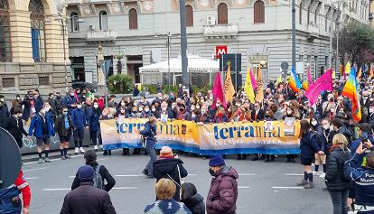 Mattarella: "Sconfiggere le mafie è possibile". In migliaia in piazza per ricordare le vittime 