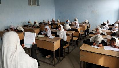 I Talebani in Afghanistan chiudono le scuole secondarie femminili dopo poche ore dalla riapertura