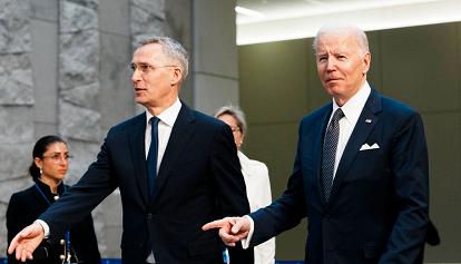 Biden e Stoltenberg a Bruxelles: "Nato forte e unita in difesa dell'Ucraina"