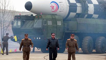Kim Jong-un supervisiona il lancio del missile e il video sembra un film