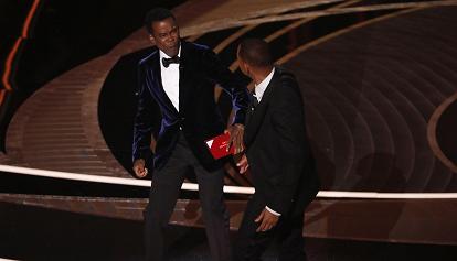 Oscar 2022, schiaffo sul palco. Academy "non perdona". Chris Rock (per ora) non denuncia Will Smith