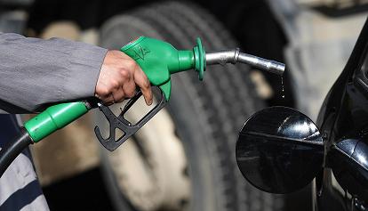 Carburanti, dal primo dicembre taglio delle accise sulla benzina, meno 10 centesimi al litro