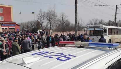 Tremila evacuati da Mariupol ma la Croce Rossa denuncia: nostro team costretto a tornare indietro