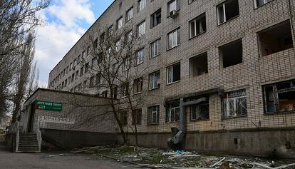 Ucraina, bombardamenti a Mykolaiv: "Bombe a grappolo. Colpito l'ospedale pediatrico"