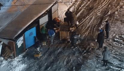 Mosca, rissa davanti ai bidoni della spazzatura per accaparrarsi cibo scaduto