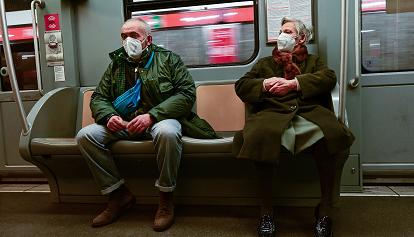 Le mascherine al chiuso dovrebbero restare per trasporti, ospedali, cinema e teatri