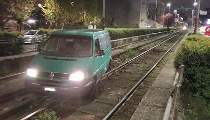 Torino, furgone si incastra sui binari della metropolitana leggera