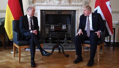 Vertice Johnson-Scholz a Londra: "Invieremo a Kiev armi efficaci e utili"
