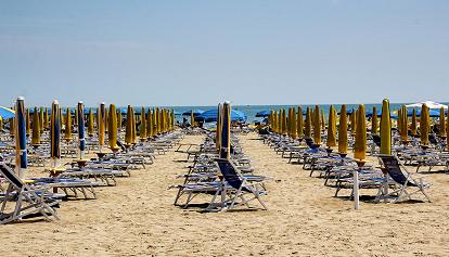 Caro ombrelloni: una giornata in spiaggia costerà in media 144 euro a famiglia, erano 109 nel 2021