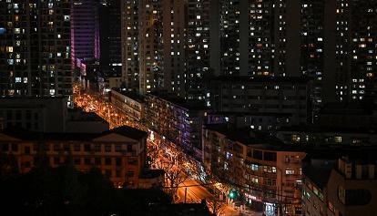 Lockdown rigido a Shanghai. Gente disperata, senza cibo, urla dalle finestre. Tra suicidi e rivolte
