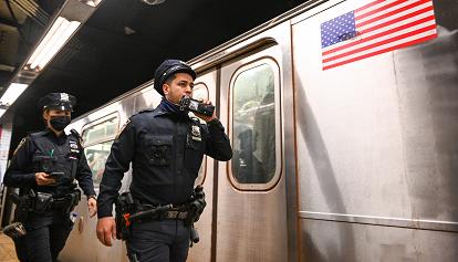 New York, spari nella metro: continua la caccia all'uomo. 23 i feriti, nessuno in pericolo