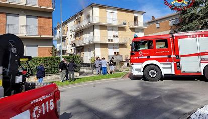 Incendio in appartamento, evacuate 9 famiglie in via precauzionale