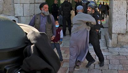 Tensioni in Israele, guerriglia fuori e dentro la Spianata delle Moschee: oltre 150 feriti 