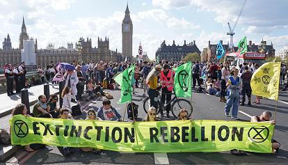 Quattro ponti bloccati a Londra: la protesta degli ambientalisti di Extinction Rebellion