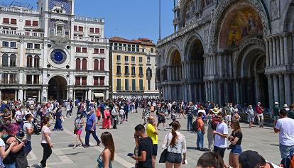 Venezia: afflusso record di turisti, 130mila presenze 