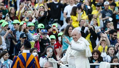 Papa Francesco: "Ascoltare con l’orecchio del cuore" è il primo gesto di Carità verso il prossimo