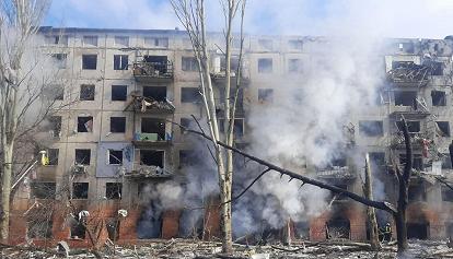 Kiev: "Iniziata l'offensiva ad Est". Cremlino: "Putin decora la brigata di Bucha"