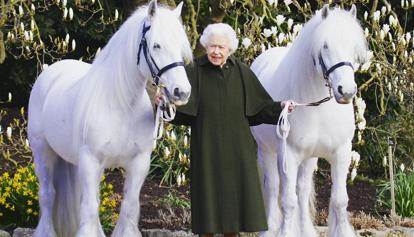 Il compleanno in campagna della Regina Elisabetta: la foto con i pony