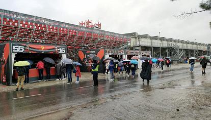 Febbre da Gran Premio, in fila sotto la pioggia per comprare i biglietti a Imola