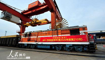La Cina inaugura un nuovo servizio di treni merci verso l'Europa evitando la Russia