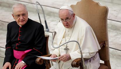 Papa Francesco: "Non posso inginocchiarmi, ho il male della suora"