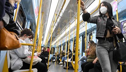 Mascherine sui treni e mezzi pubblici fino al 30 settembre: la decisione del Consiglio dei ministri
