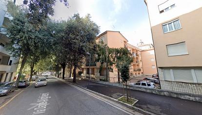 Bambina di 4 anni cade dal terzo piano a Macerata, è ricoverata in gravi condizioni
