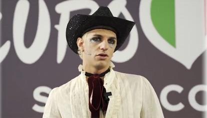 Achille Lauro pronto per l’Eurovision 2022: prime prove in calze a rete e cappello da cowboy