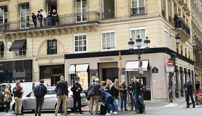 Rapina a mano armata alla gioielleria Chanel, nel pieno centro di Parigi