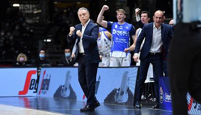 Basket, grande vittoria della Dinamo con la capolista Virtus Bologna