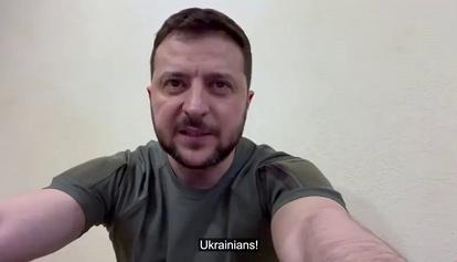 Zelensky: "Evacuiamo i civili da Mariupol e trattiamo per salvare i soldati dentro Azovstal"