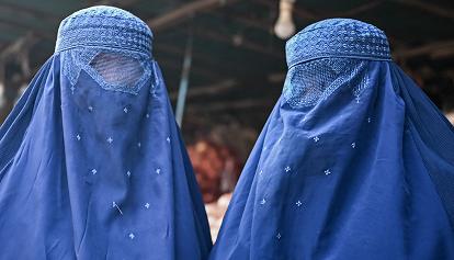 Afghanistan, i talebani impongono alle donne di indossare il burqa in pubblico