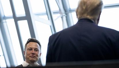 Elon Musk attacca Donald Trump: "Sei troppo vecchio, è ora di andarsene". Poi cancella il tweet
