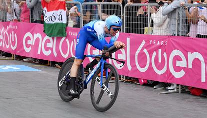 Giro d'Italia, Yates vince la seconda tappa. Van der Poel resta in rosa