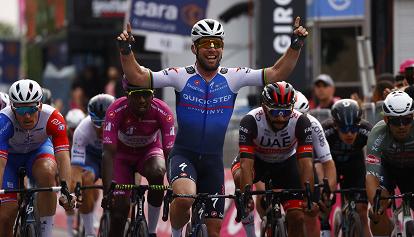 Giro, il britannico Cavendish vince la terza tappa. Van der Poel resta in rosa