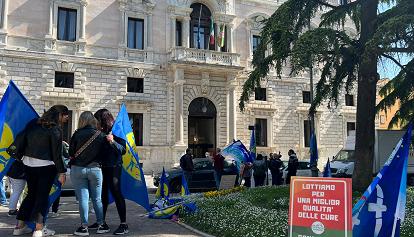 Il nodo sanità: presidio degli infermieri davanti a Palazzo Cesaroni
