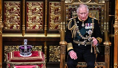 La prima volta di Carlo: il principe legge "il discorso della Regina". Elisabetta II dà forfait