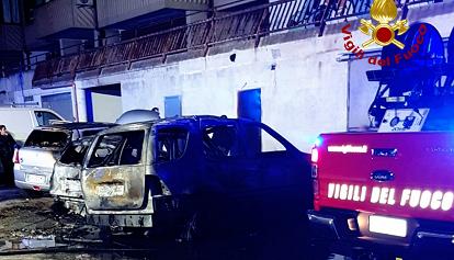 Tre auto bruciate in via Schiavazzi a Cagliari